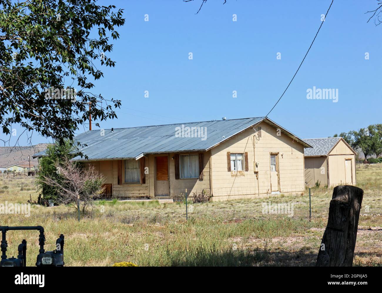 Abbandonata Casa rurale su un piano con tetto di stagno Foto Stock