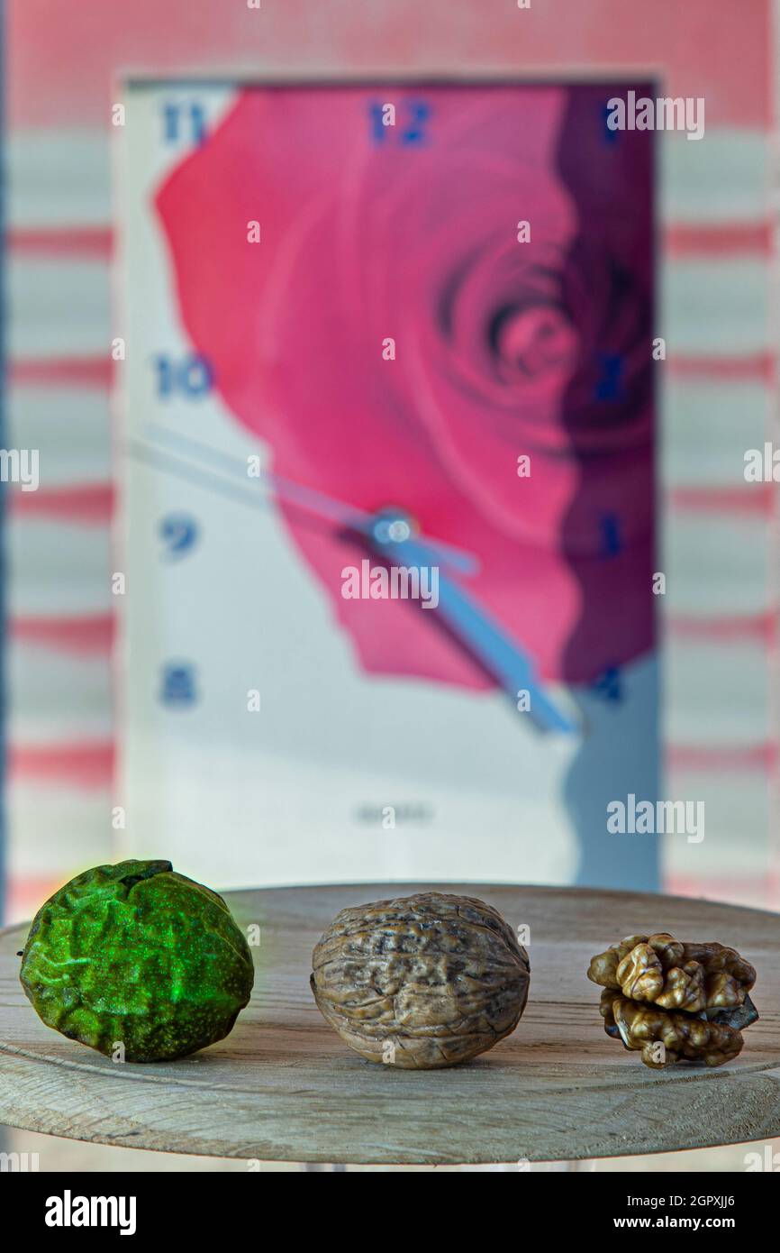 Concetto di tempo. Il tempo passa dall'esempio della trasformazione di un dado Foto Stock