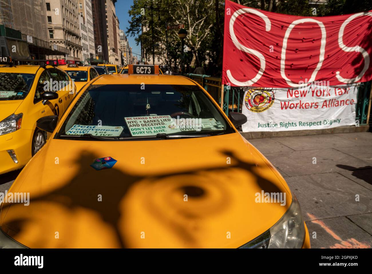 I tassicabs hanno parcheggiato a una protesta dai loro proprietari chiedendo la riduzione del debito, al Municipio di New York venerdì 24 settembre 2021. I proprietari delle medaglioni soffrono per i prezzi gonfiati pagati da una bolla speculativa solo una livrea di e-hail ha inondato il mercato. (© Richard B. Levine) Foto Stock