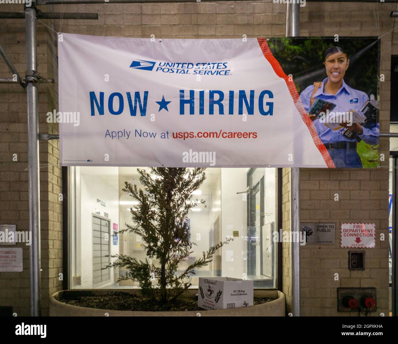 Un segno nella finestra di un ufficio postale a New York mercoledì 29 settembre 2021 informa i potenziali dipendenti delle opportunità di lavoro per l'USPS. (© Richard B. Levine) Foto Stock