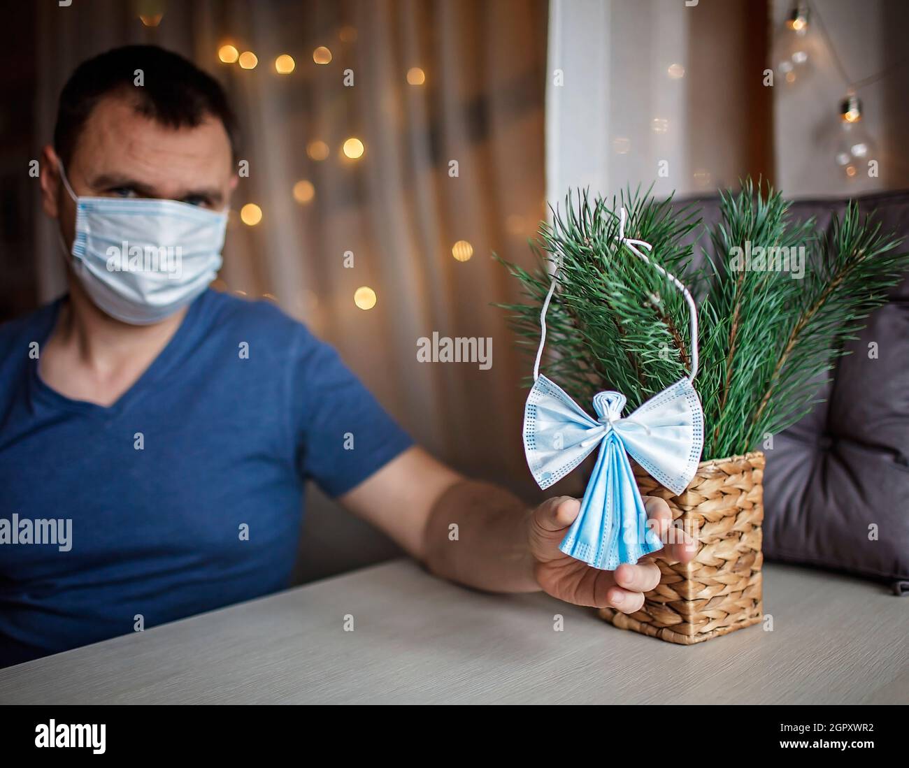 Angelo fai da te fatto con maschere mediche, Zero rifiuti di decorazione  albero di Natale, gratitudine Foto stock - Alamy