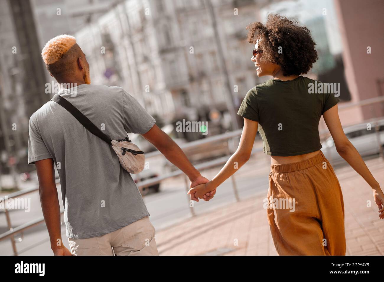 Un uomo e una donna in strada che guarda romantico Foto Stock