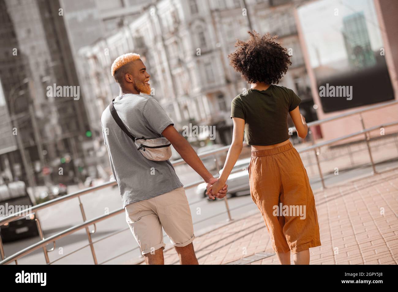 Un uomo e una donna in strada che guarda romantico Foto Stock