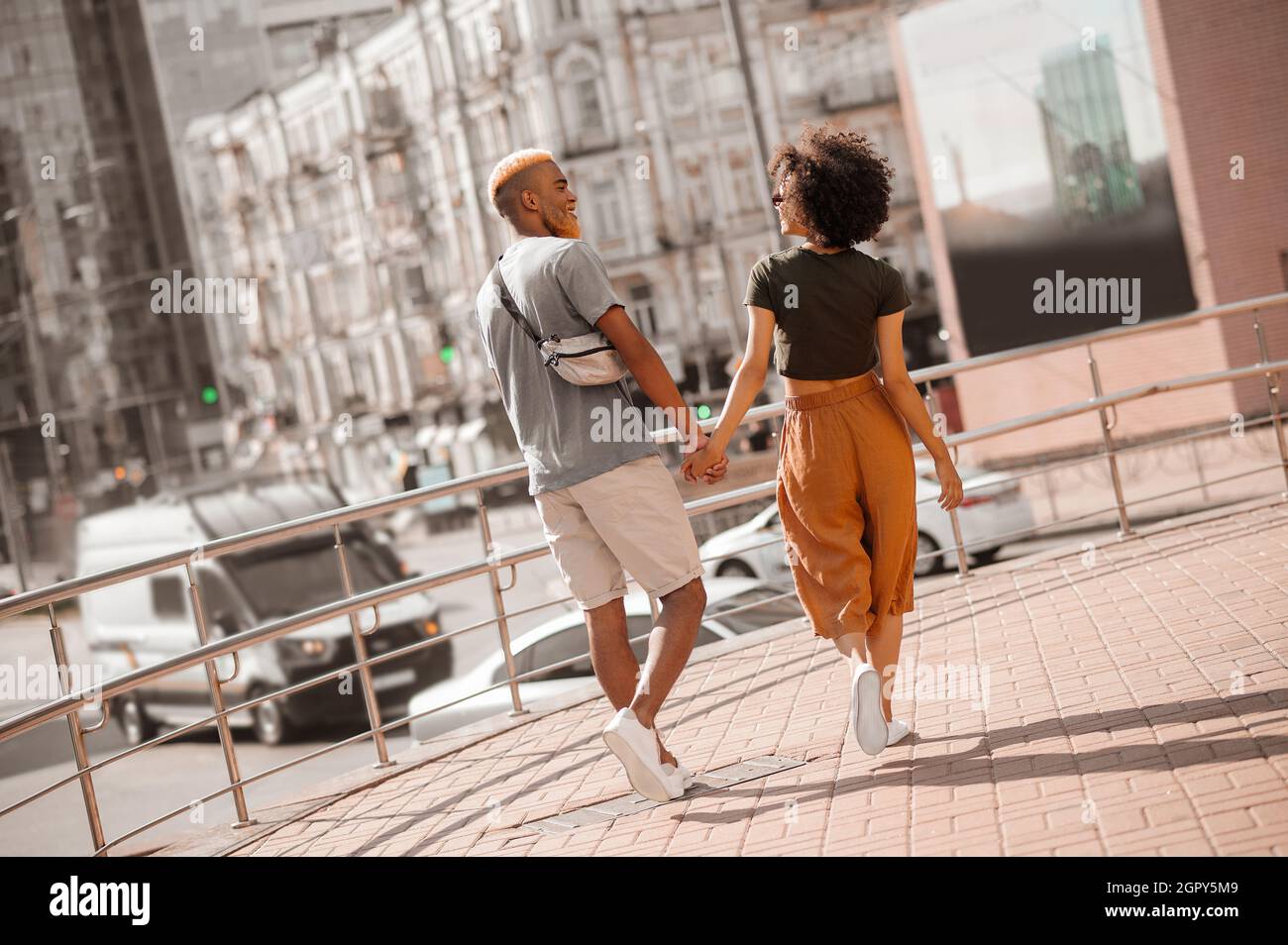 Una coppia nella strada della città ha un aspetto positivo Foto Stock