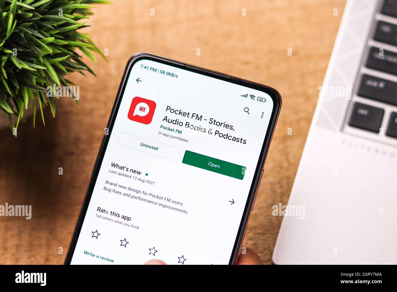 West Bangal, India - 28 settembre 2021 : Pocket FM logo sullo schermo del telefono immagine stock. Foto Stock