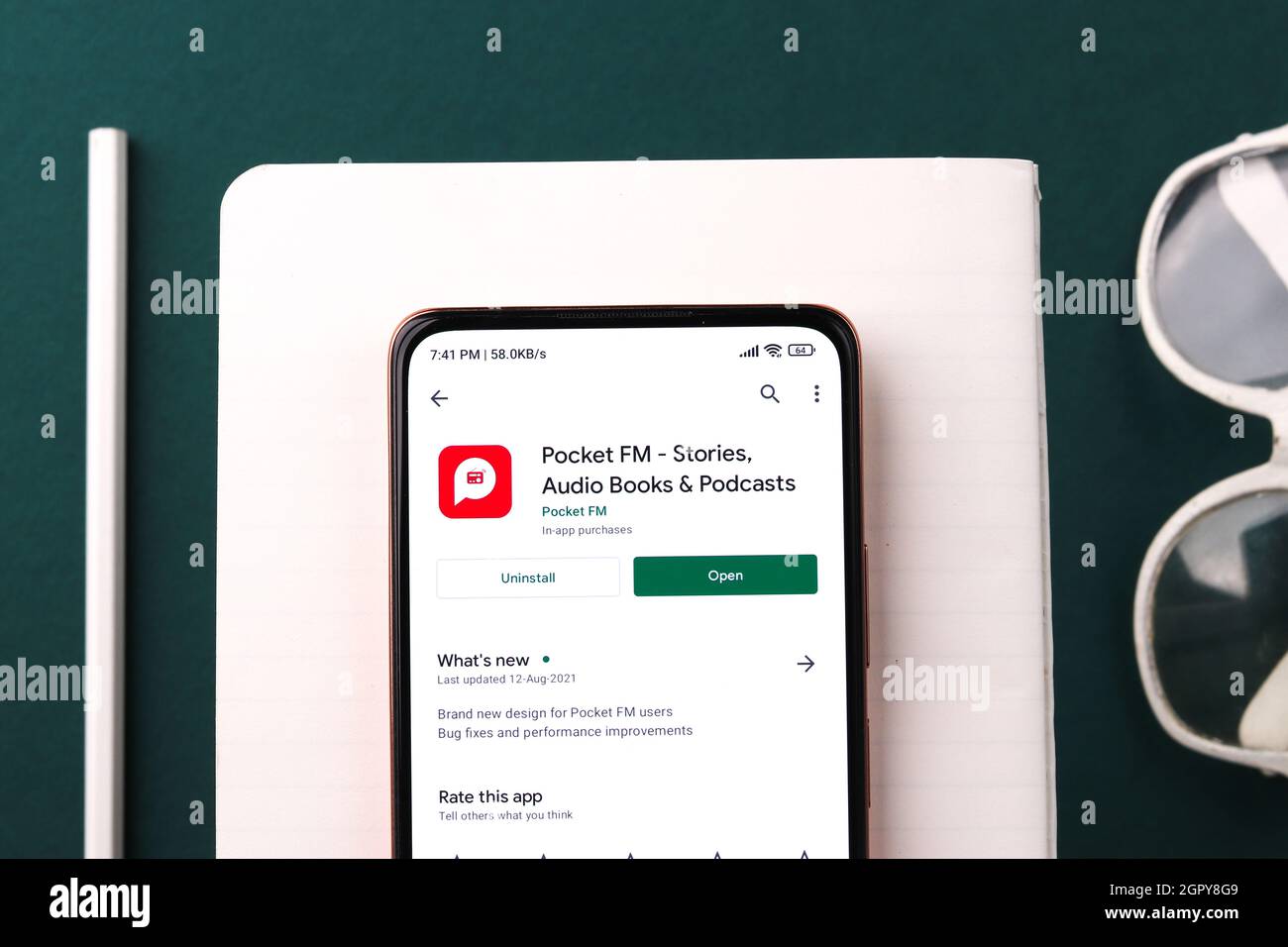 West Bangal, India - 28 settembre 2021 : Pocket FM logo sullo schermo del telefono immagine stock. Foto Stock