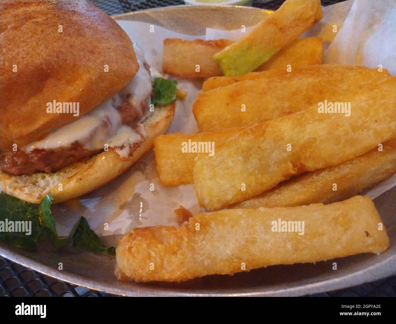 Veggie Burger con deliziosi Yuca Fries Foto Stock