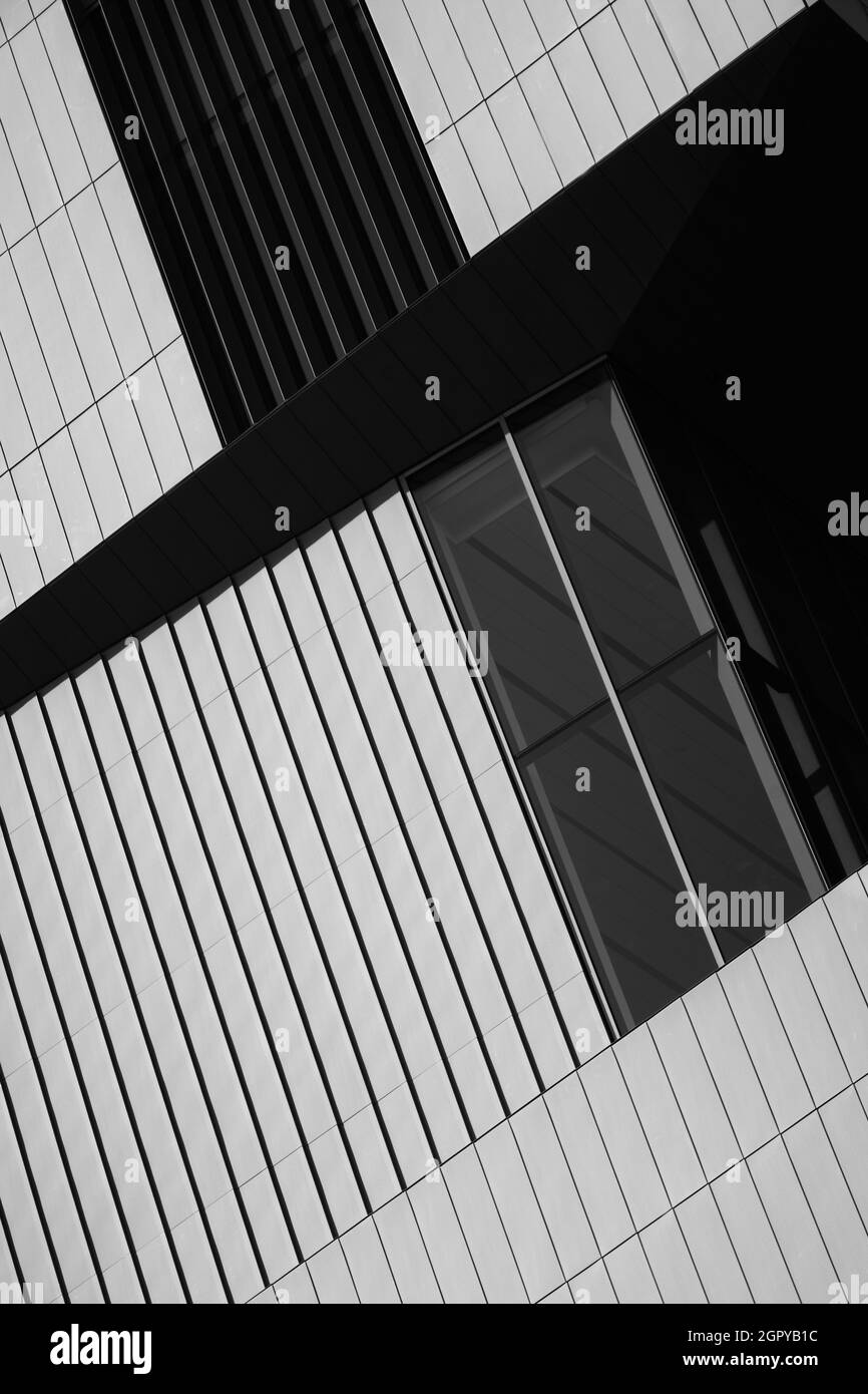 L'estremo primo piano di ombra astratta sull'esterno dell'edificio contemporaneo può essere usato come metafora Foto Stock