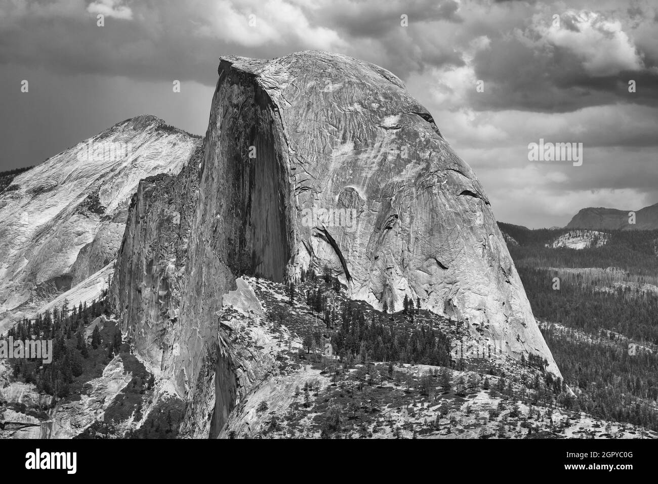 Parco Nazionale di Yosemite - Mezza cupola di granito in bianco e nero Foto Stock