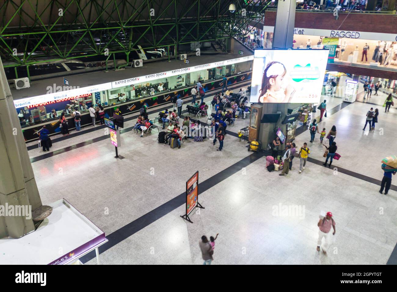 MEDELLIN, COLOMBIA - 2 SETTEMBRE: Interno del terminal degli autobus Nord di Medellin. Foto Stock