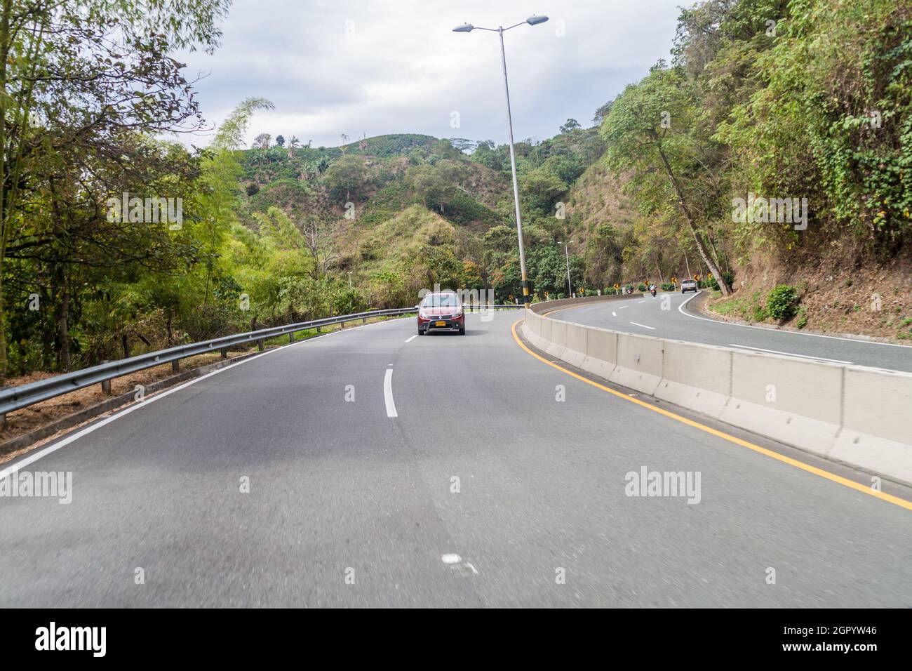 MANIZALES, COLOMBIA - 6 SETTEMBRE 2105: Traffico su Autopista del Cafe (Coffee Highway) che collega importanti aree di produzione di caffè in Colombia. Foto Stock