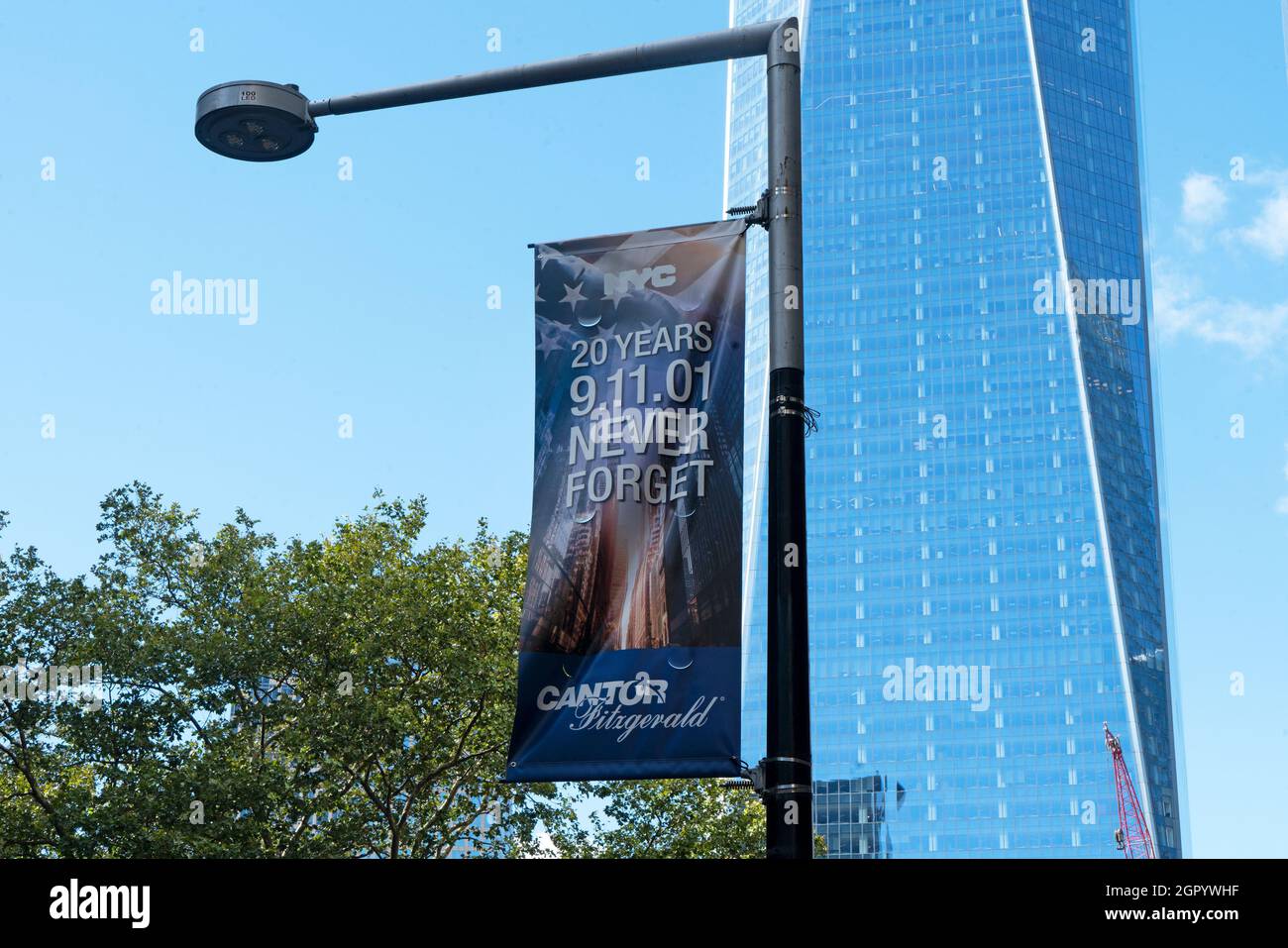 Nell'anniversario dell'attacco del World Trade Center, un cartello vicino a 1 World Trade Center ricorda i 658 dipendenti di Cantor Fitzgerald che sono morti quel giorno. Foto Stock