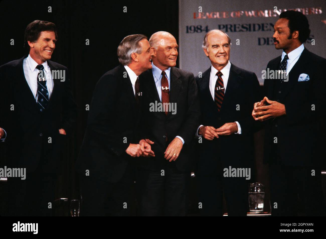 1984 dibattito presidenziale democratico. Da sinistra a destra: Gary Hart, Walter Mondale, John Glenn, George McGovern e Jesse Jackson. Foto Stock