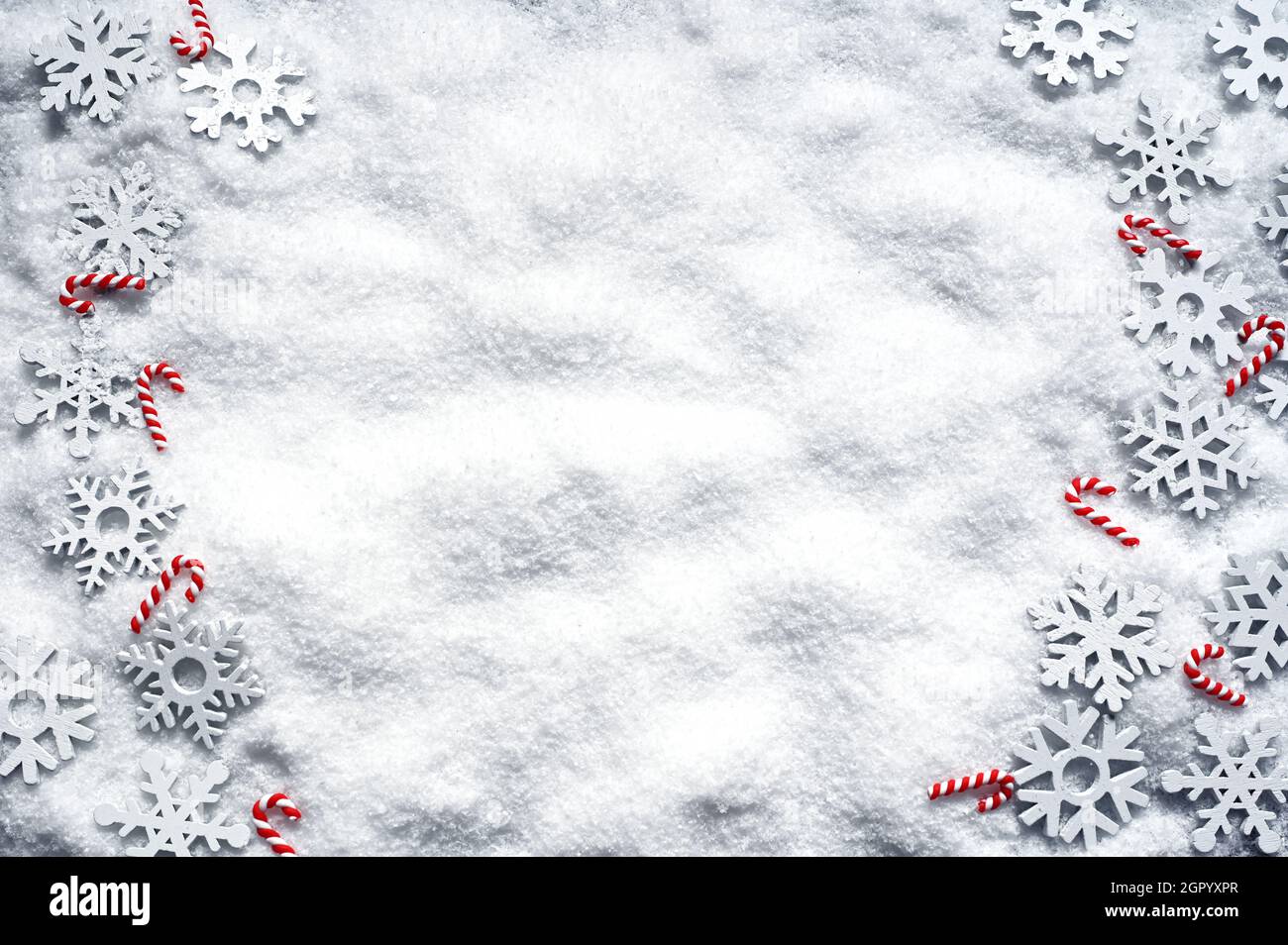 Decorazioni natalizie su sfondo bianco. Concetto di vacanza. Foto Stock