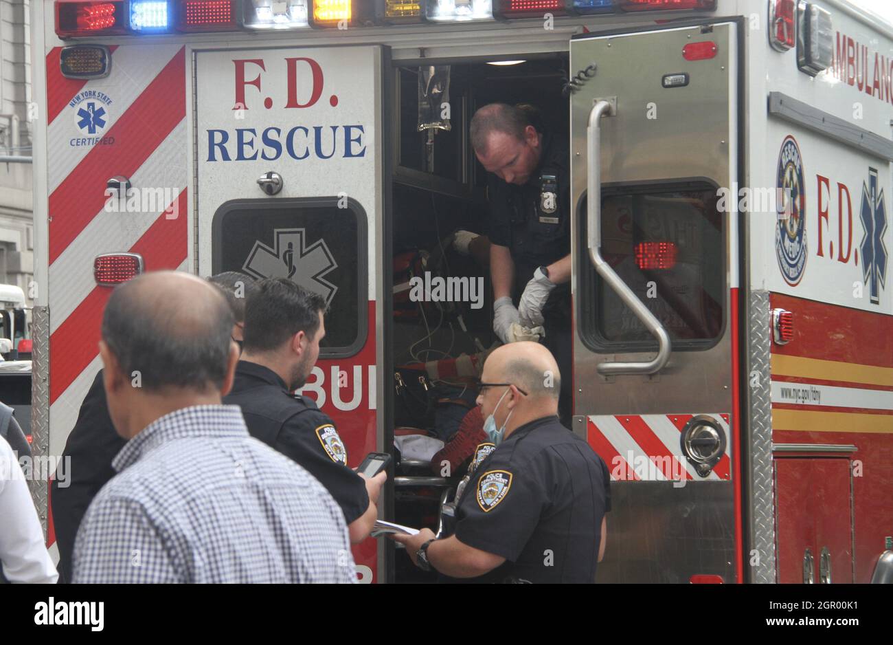 New York, Stati Uniti. 30 settembre 2021. (NUOVO) Una donna è caduta sotto la metropolitana alla stazione di Bowling Green. Una donna caduta sotto un treno alla stazione di Bowling Green è stata salvata dai vigili del fuoco e portata in un vicino ospedale senza minaccia di morte. È stata curata prima da paramedici prima di essere portata in ospedale. La pista è stata interdetta man mano che le indagini continuano. (Credit Image: © Niyi Fote/TheNEWS2 via ZUMA Press Wire) Foto Stock