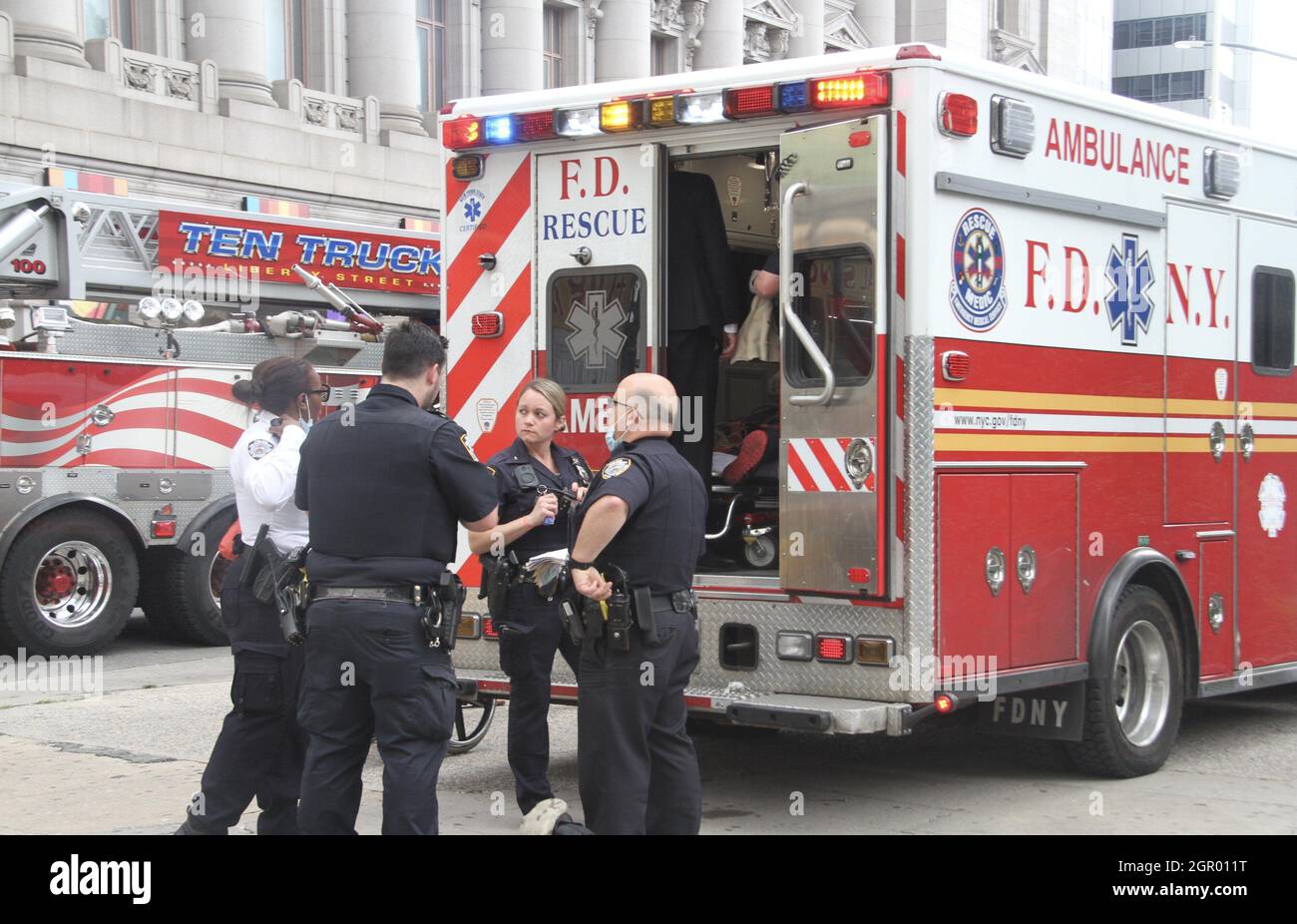 New York, Stati Uniti. 30 settembre 2021. (NUOVO) Una donna è caduta sotto la metropolitana alla stazione di Bowling Green. Una donna caduta sotto un treno alla stazione di Bowling Green è stata salvata dai vigili del fuoco e portata in un vicino ospedale senza minaccia di morte. È stata curata prima da paramedici prima di essere portata in ospedale. La pista è stata interdetta man mano che le indagini continuano. (Credit Image: © Niyi Fote/TheNEWS2 via ZUMA Press Wire) Foto Stock