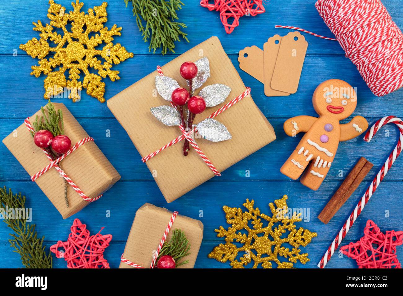 Vista superiore dei regali di Natale fatti in casa e decorazione di Natale  su tavolo di legno blu Foto stock - Alamy