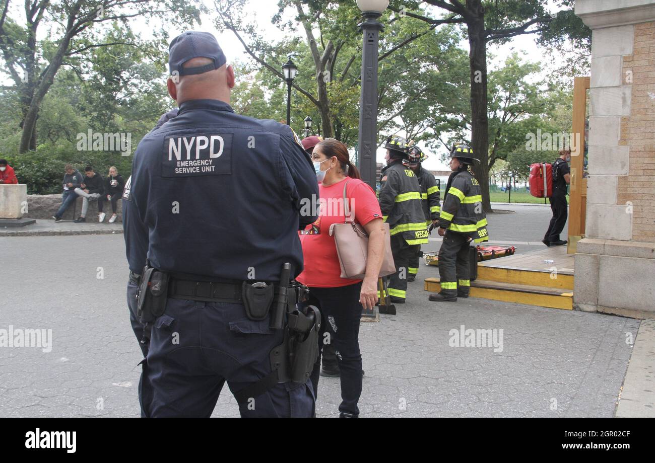 New York, Stati Uniti. 30 settembre 2021. (NUOVO) Una donna è caduta sotto la metropolitana alla stazione di Bowling Green. Una donna caduta sotto un treno alla stazione di Bowling Green è stata salvata dai vigili del fuoco e portata in un vicino ospedale senza minaccia di morte. È stata curata prima da paramedici prima di essere portata in ospedale. La pista è stata interdetta man mano che le indagini continuano. (Credit Image: © Niyi Fote/TheNEWS2 via ZUMA Press Wire) Foto Stock