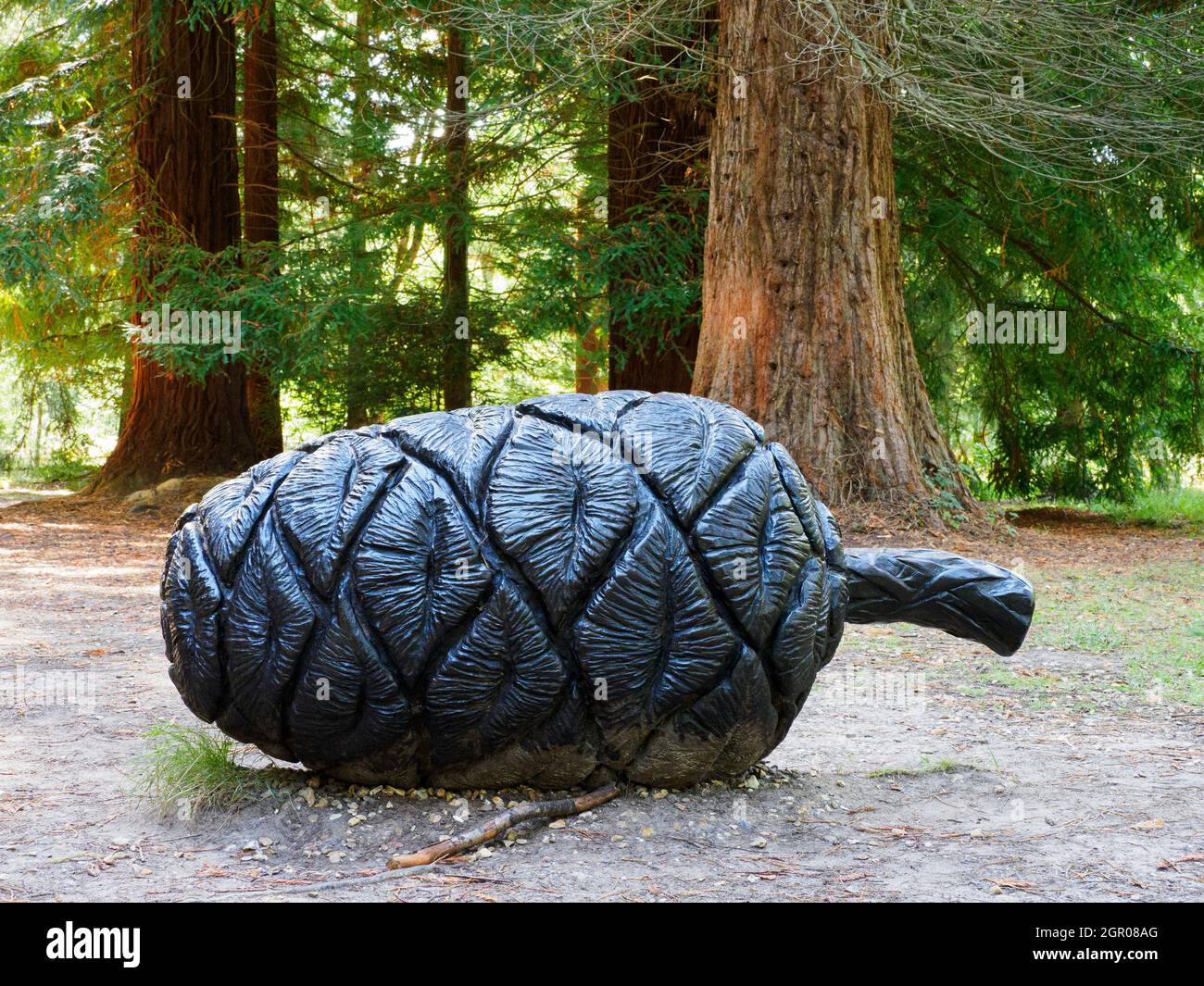 Scultura di un cono di pino parte del progetto “il nostro passato, il nostro futuro”, un progetto Heritage Lottery Fund guidato dal New Forest National Park, Blackwater Arbore Foto Stock