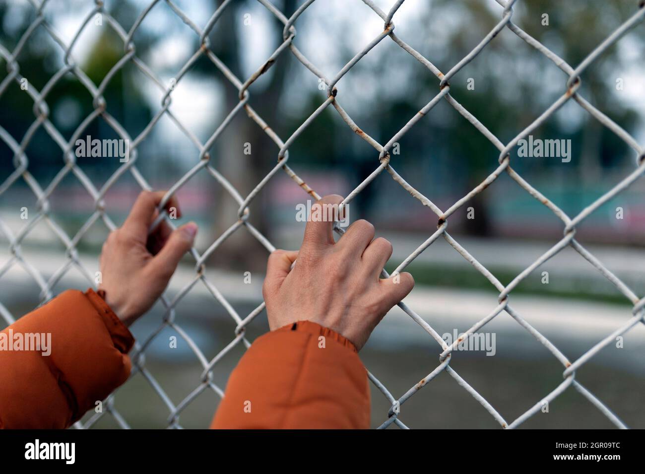 Donna mani che tengono recinto Foto Stock