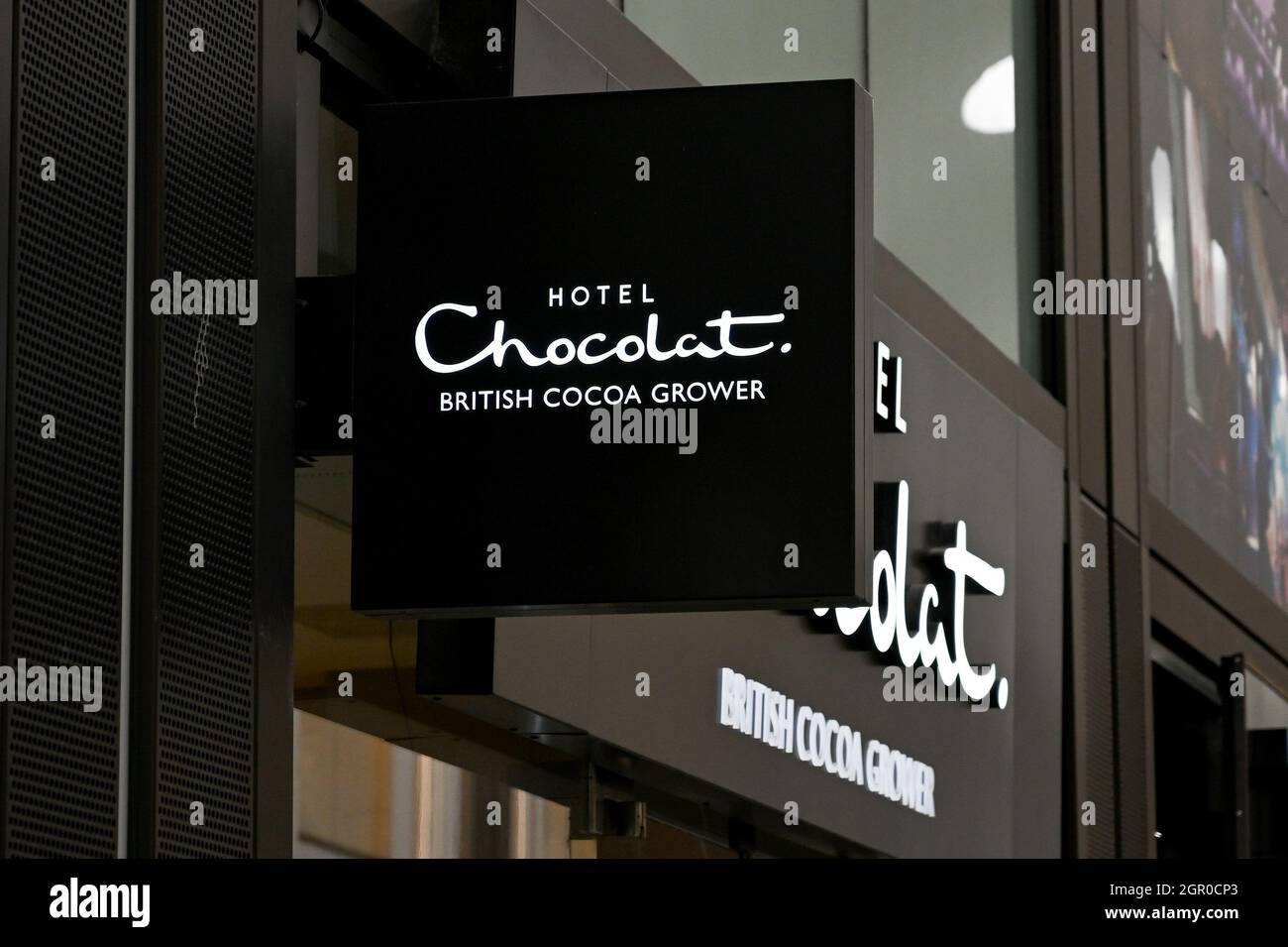 Oxford, Inghilterra - Giugno 2021: Cartello fuori da una filiale dell'Hotel Chocolat Foto Stock