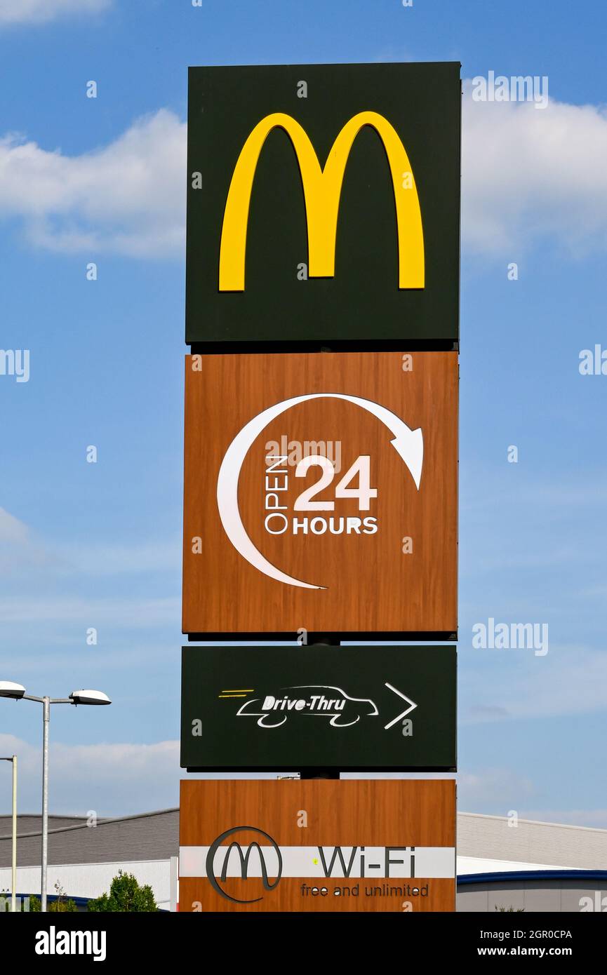 Stonehenge, Inghilterra - Giugno 2021: Segno fuori di un ramo di McDonalds isolato contro un cielo blu Foto Stock
