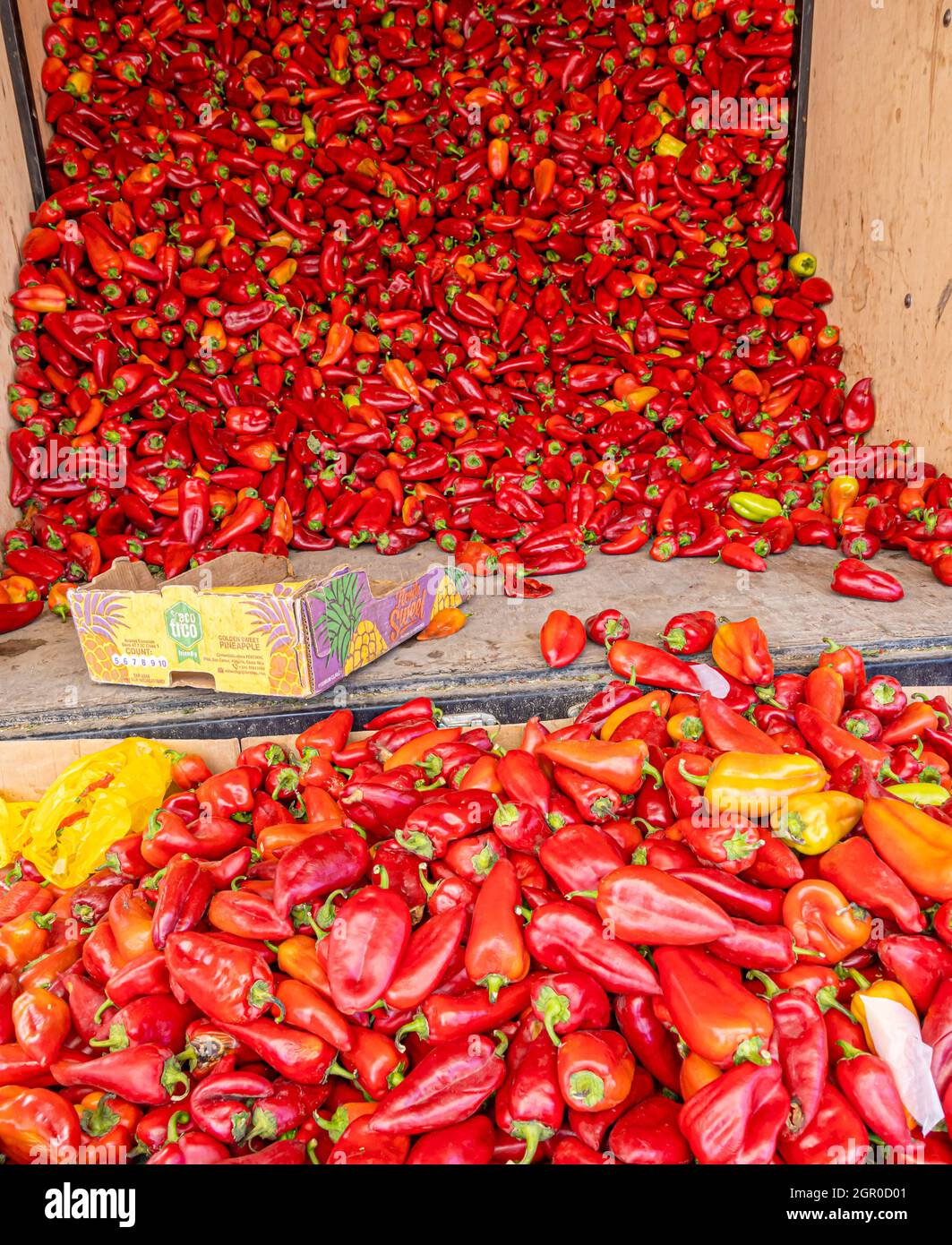 Peperoni rossi venduti dal camion riempito al bazar di mercato di strada a Kyzyl-Orda, Kazakhstan, Asia centrale Foto Stock