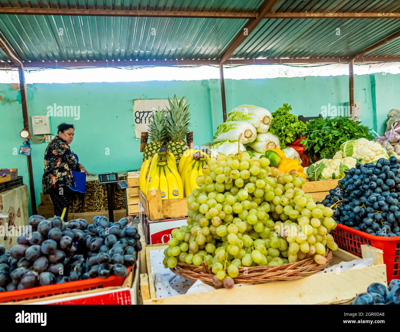 Uva, ananas in mostra al bazar bazar mercato di strada nella città vecchia Kyzyl-Orda, Kazakistan, Asia centrale Foto Stock