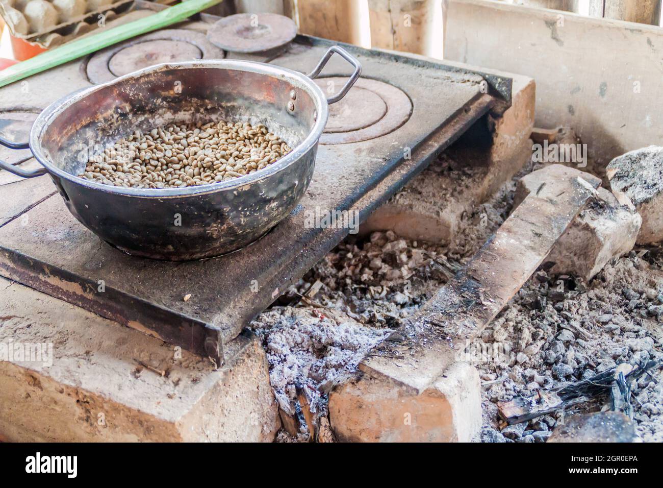 Forno utilizzato per tostare i chicchi di caffè in una piccola fattoria colombiana Foto Stock