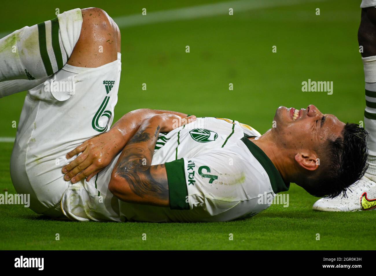 Portland Timbers Forward Felipe Mora (9) si pone a terra durante una partita di calcio MLS contro il LAFC, mercoledì 29 settembre 2021, a Los Angeles. (Dil Foto Stock