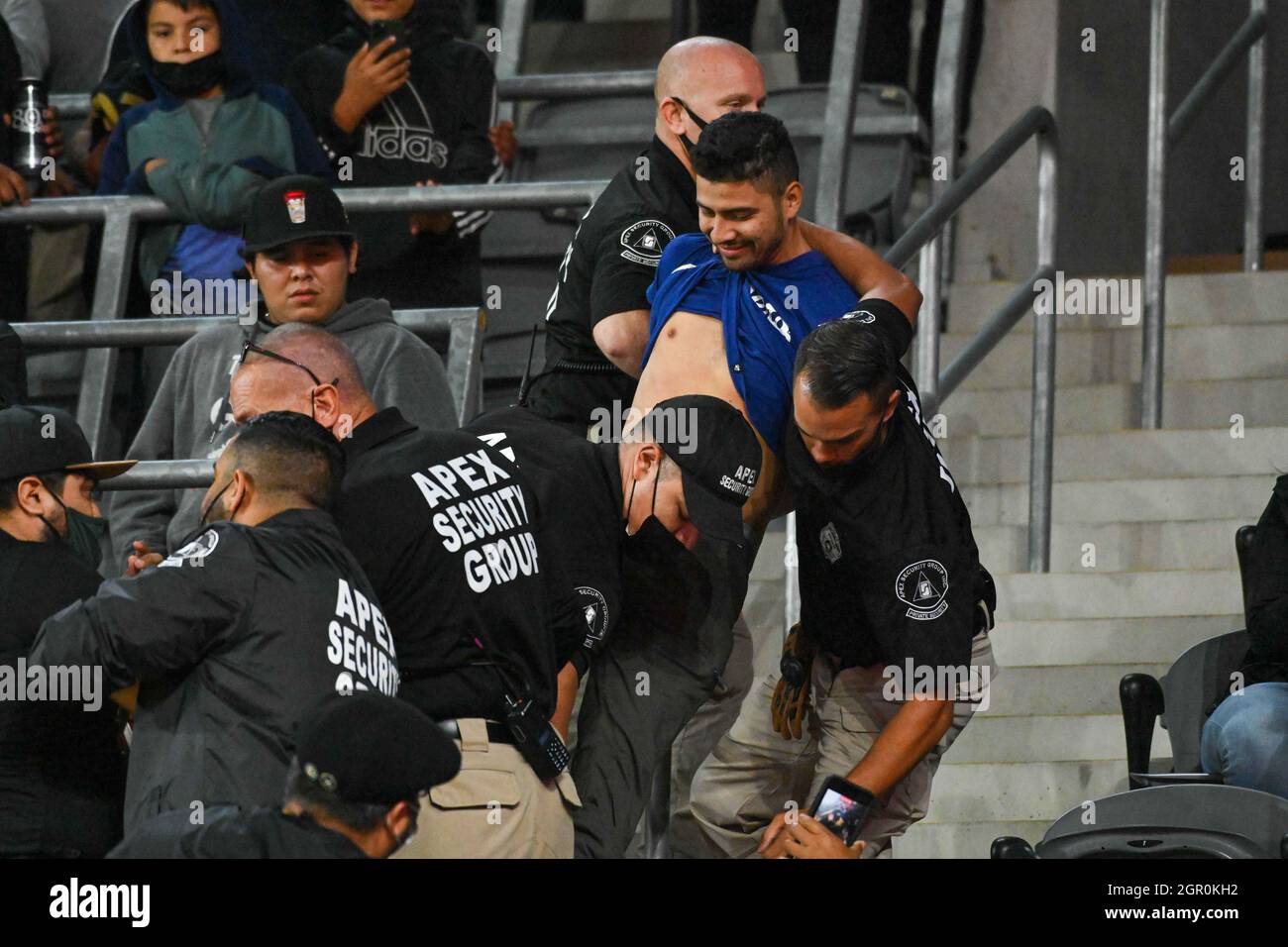 Un fan viene trascinato fuori dagli stand dalle guardie del gruppo di sicurezza APEX durante una partita di calcio MLS tra il LAFC e i Portland Timbers, mercoledì, settembre. Foto Stock