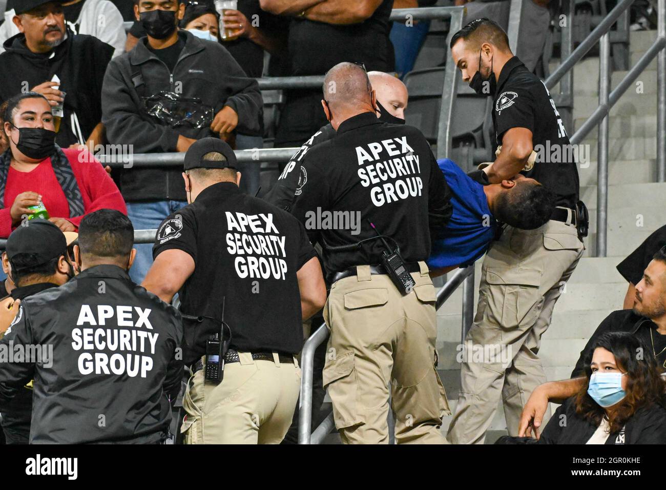 Un fan viene trascinato fuori dagli stand dalle guardie del gruppo di sicurezza APEX durante una partita di calcio MLS tra il LAFC e i Portland Timbers, mercoledì, settembre. Foto Stock