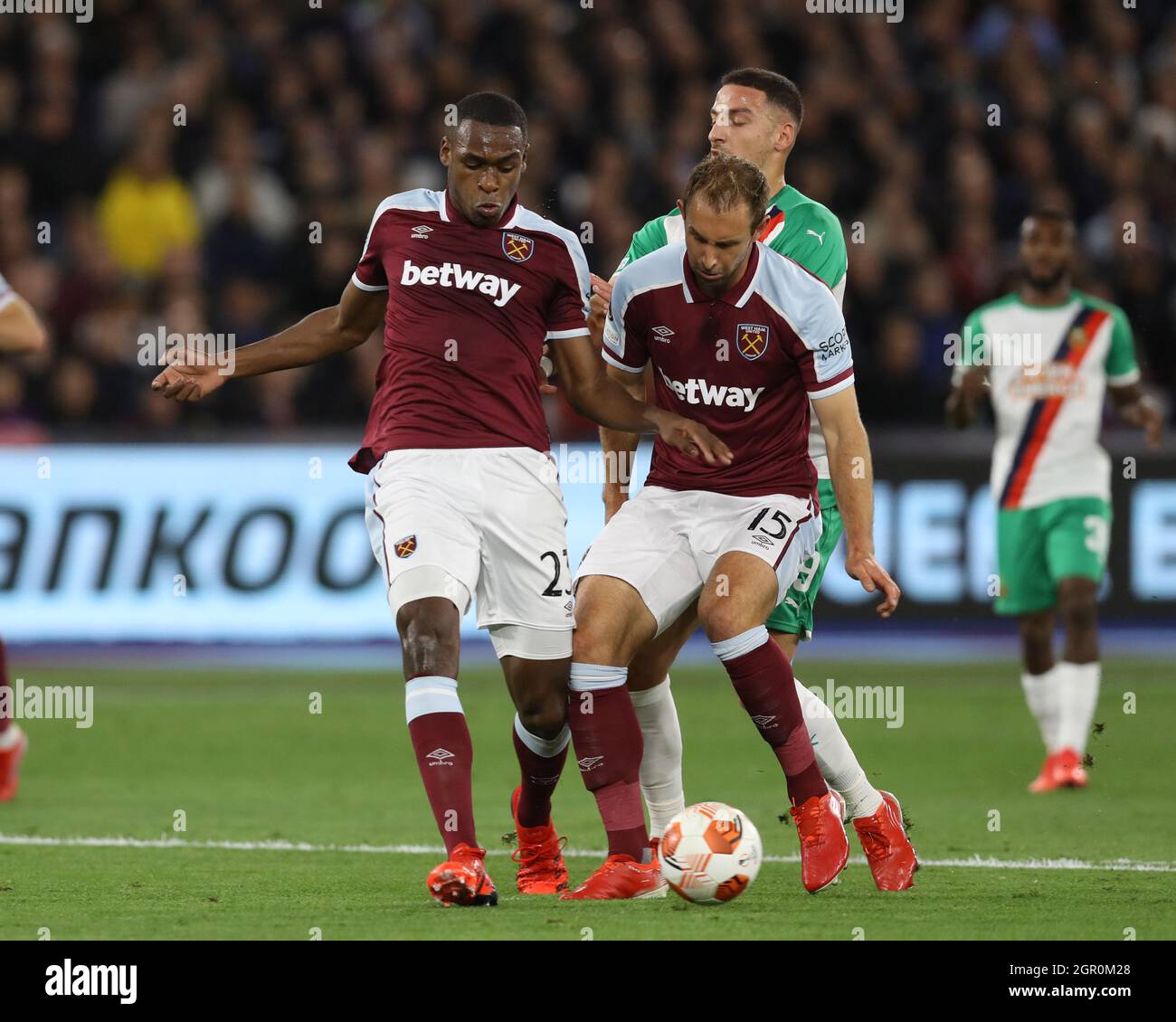 Londra, Regno Unito. 30 settembre 2021. Issa Diop e Craig Dawson of West Ham United si uniscono per chiudere Ercan Kara di Rapid Vienna durante la partita della UEFA Europa League al London Stadium di Londra. Il credito dovrebbe leggere: Paul Terry/Sportimage Credit: Sportimage/Alamy Live News Foto Stock