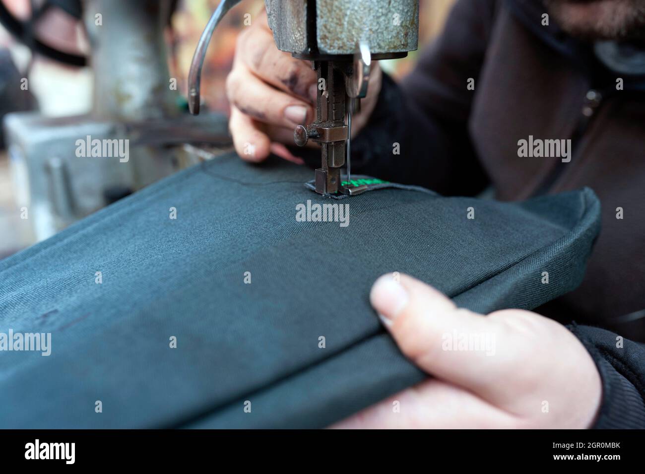 Infilare l'ago, cucire, piantare, cucire con l'ago Foto Stock