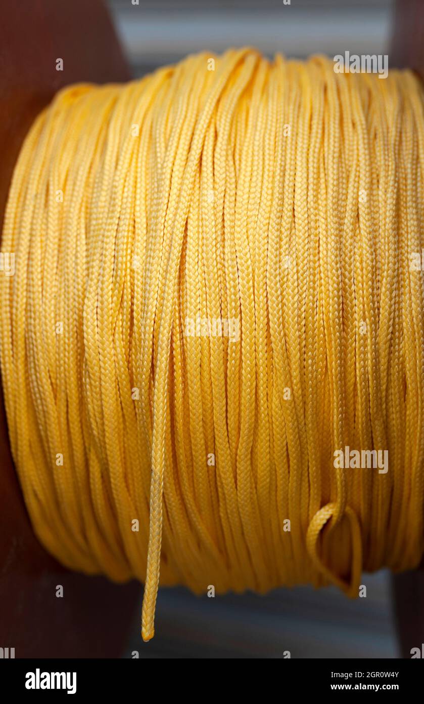 Corda di colore giallo, corda intrecciata di colore giallo, cordone di colore giallo, corda di colore giallo, corda di colore giallo Foto Stock
