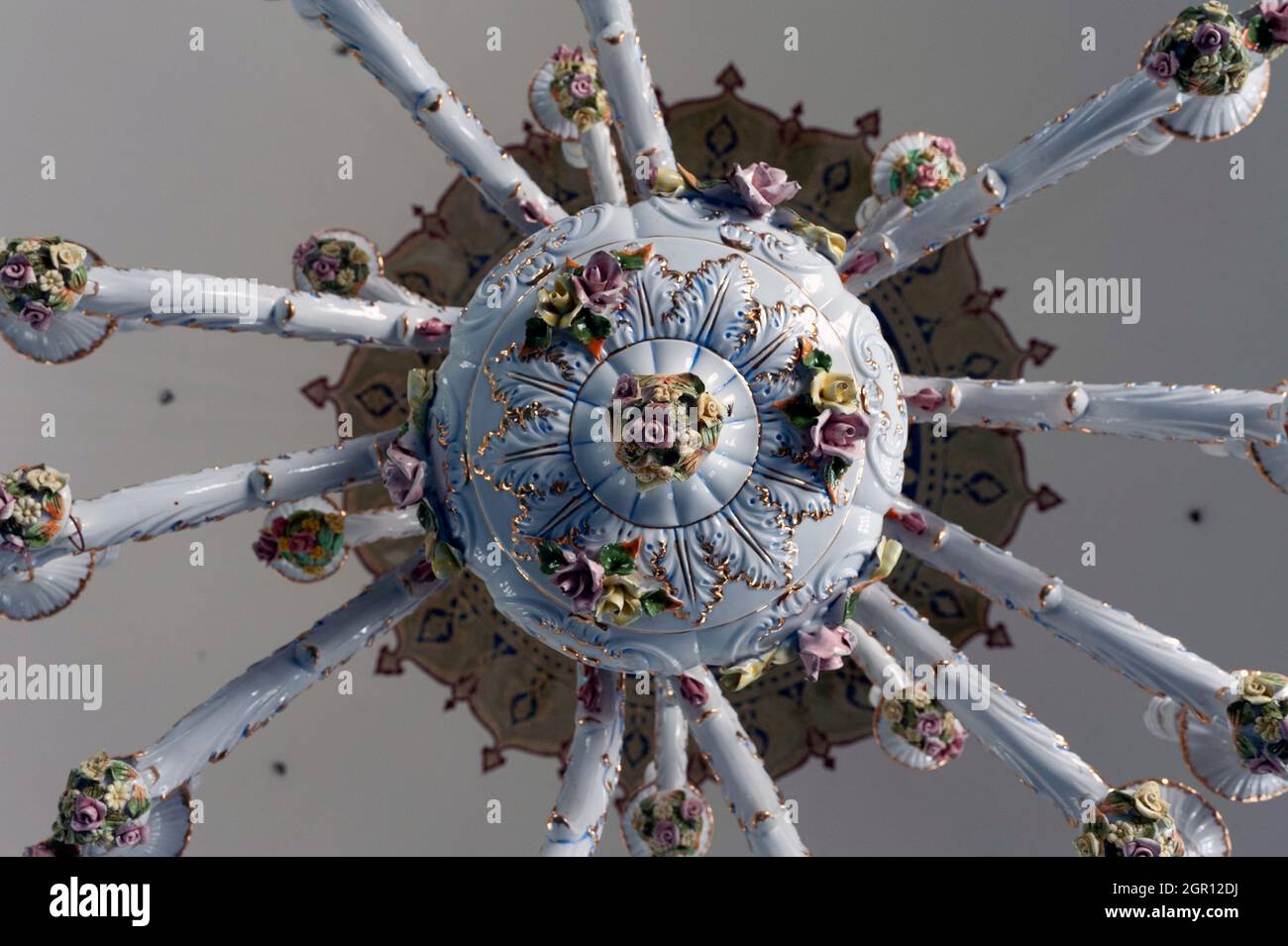 Le braccia del lampadario sul soffitto Foto Stock