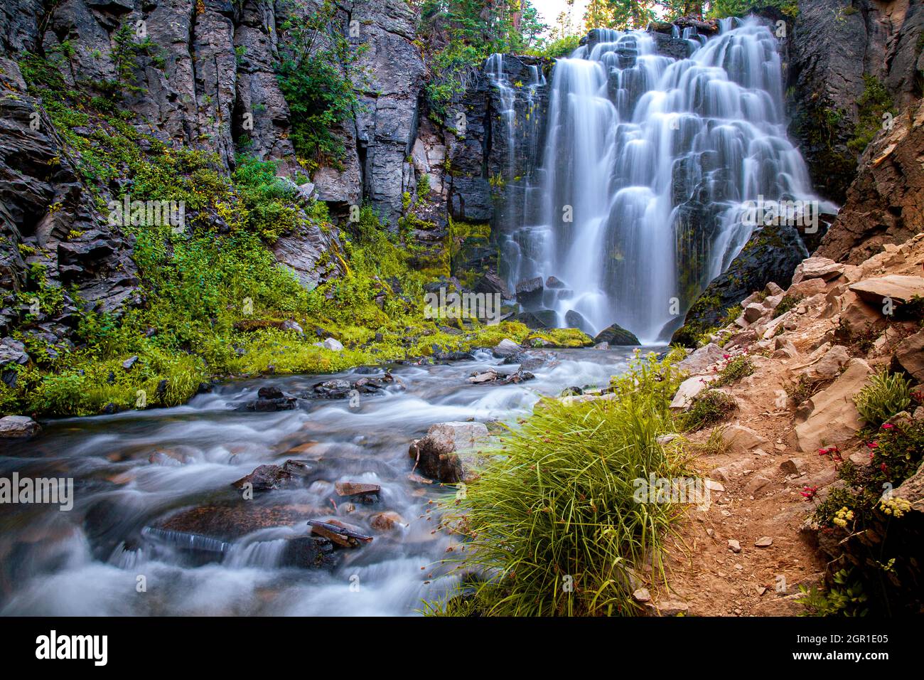 Kings Creek Falls nel Parco Nazionale dei Vulcani di Lassen in un tardo pomeriggio estivo. Foto Stock