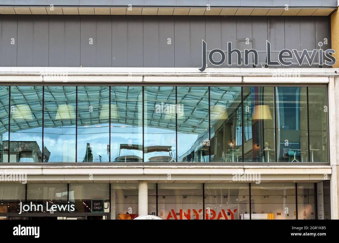 Oxford, Inghilterra - Giugno 2021: Vista frontale esterna del grande magazzino John Lewis nel Westgate Shopping Centre di Oxford. Foto Stock