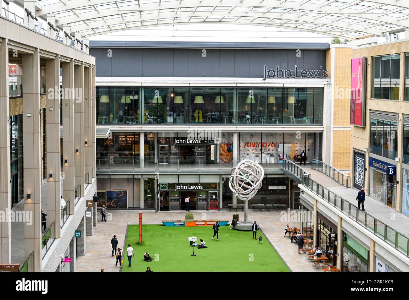 Oxford, Inghilterra - Giugno 2021: Vista esterna del grande magazzino John Lewis Partnership nel centro commerciale Westgate Foto Stock