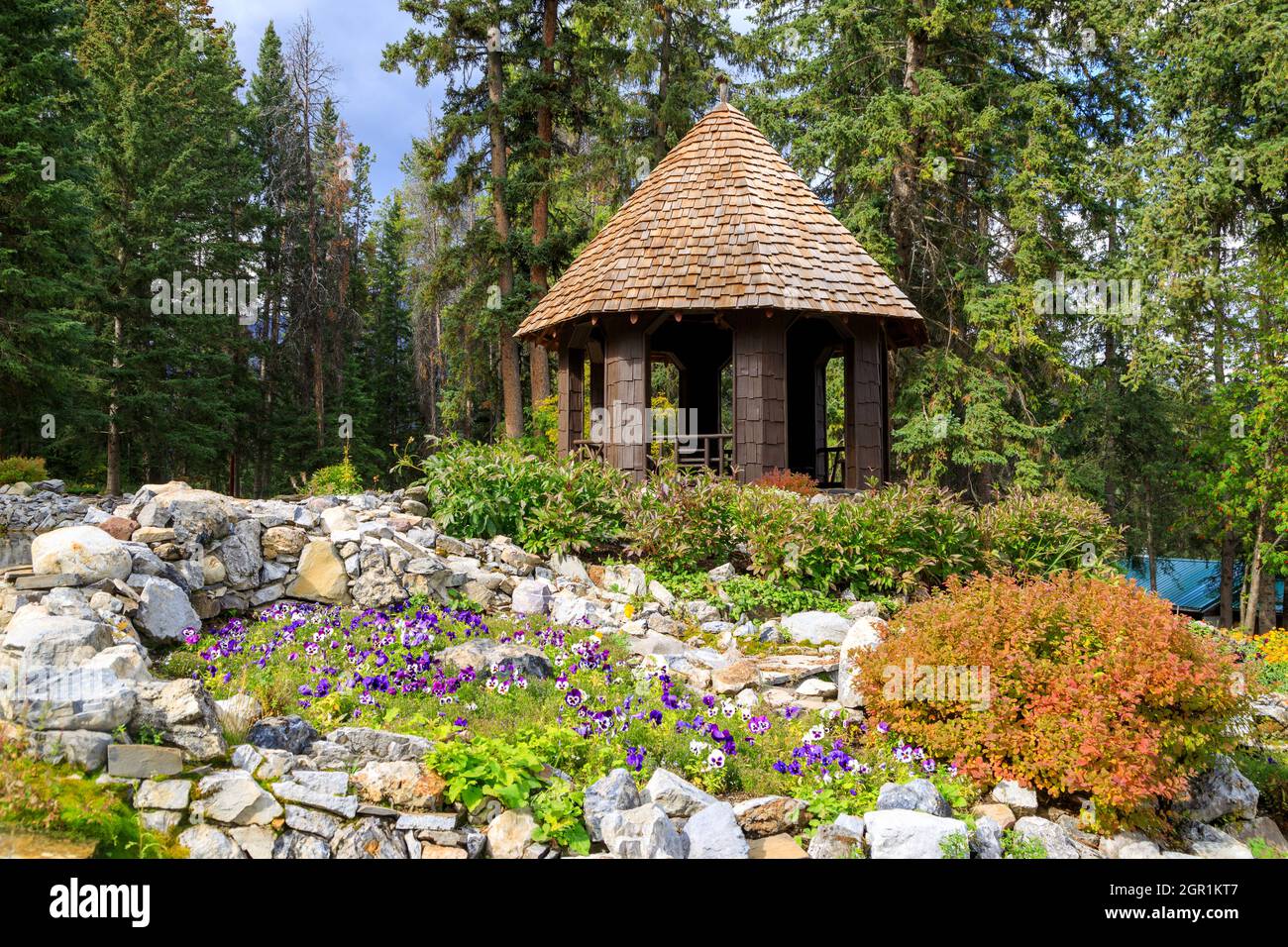 Un gazebo in legno in un parco nel Parco Nazionale di Banff nella città di Banff, Alberta, Canada. Foto Stock Un gazebo in legno in un parco nel Parco Nazionale di Banff nella città di Banff, Alberta, Canada. Foto Stock
