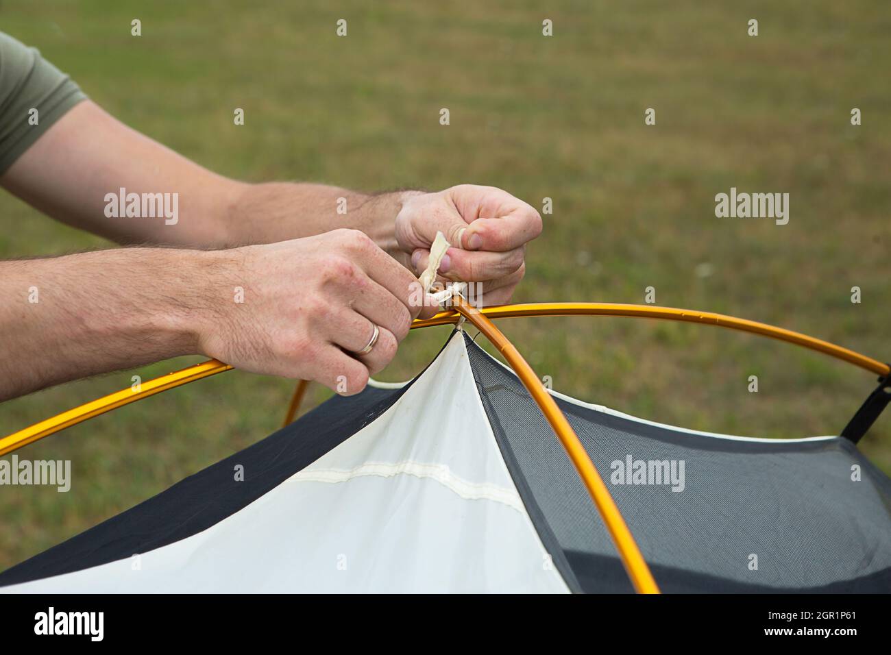 Archi di montaggio in alluminio per l'installazione di una tenda Tourist  Yellow in primo piano Foto stock - Alamy