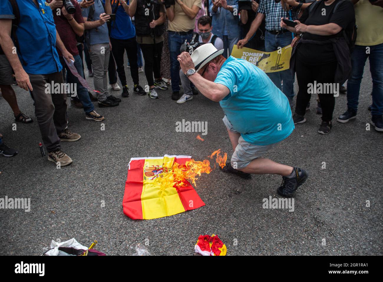 Barcellona, Catalogna, Spagna. 30 settembre 2021. I manifestanti sono visti bruciare la bandiera spagnola.Un gruppo di indipendenti catalani ha dimostrato contro la visita del re spagnolo, Felipe VI a Barcellona questo mercoledì 30 settembre per partecipare alla lotta inaugurale dell'Automobile di Barcellona, nella Fira de Barcelona, un'istituzione fiera di Barcellona. I manifestanti dall'esterno e bruciarono la bandiera spagnola. (Credit Image: © Thiago Prudencio/DAX via ZUMA Press Wire) Foto Stock