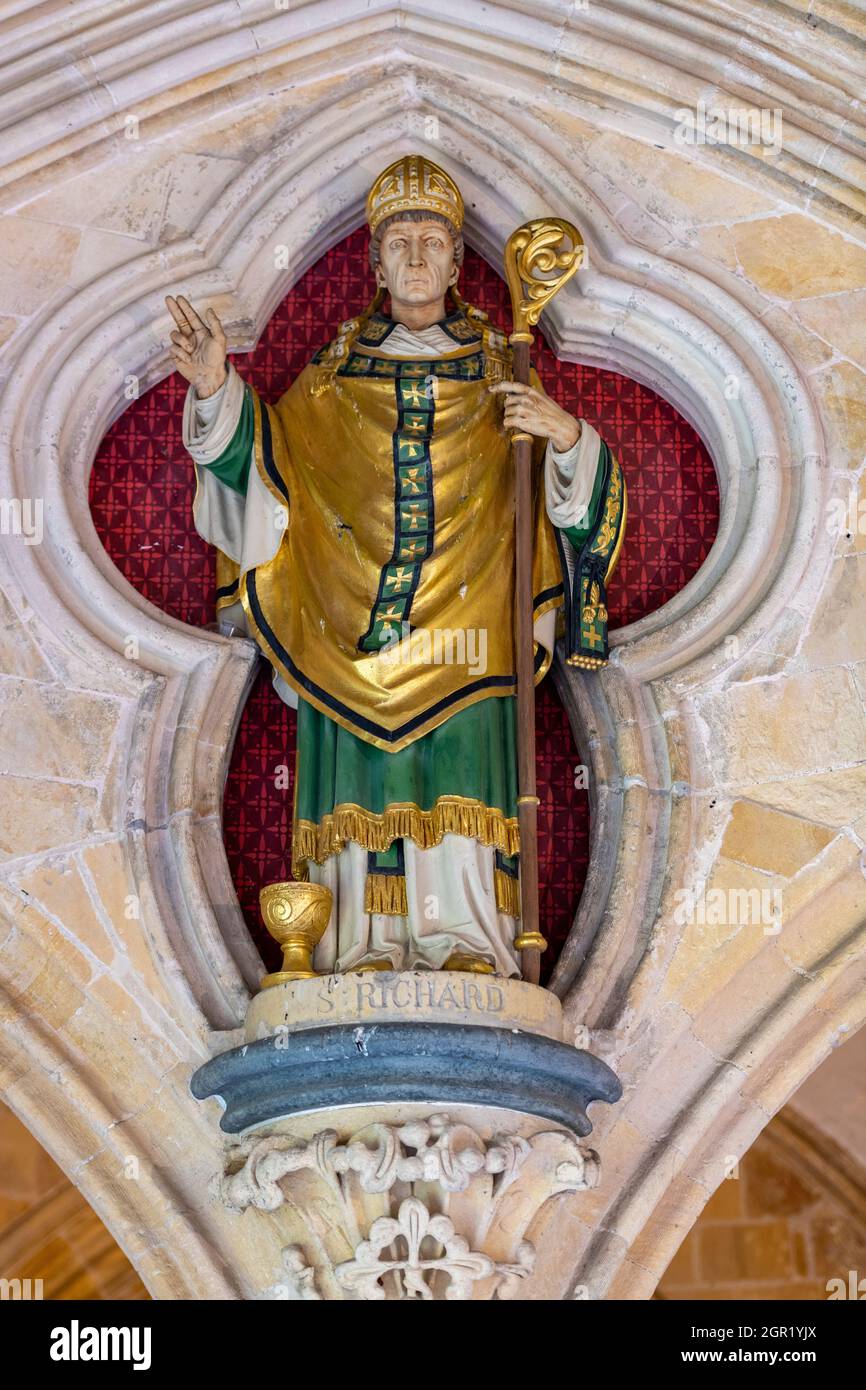 icona religiosa o scultura in policroma decorazione in smalto in mostra alla cattedrale di chichester nel sussex occidentale. Foto Stock