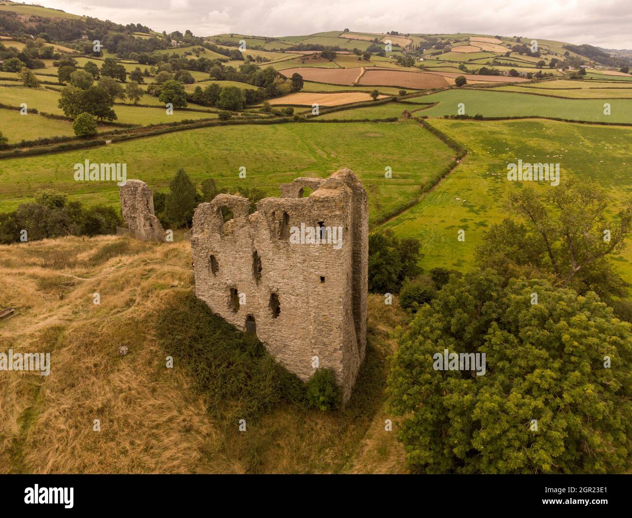 Clun Castle Shropshire guardando verso il Galles. Foto Stock