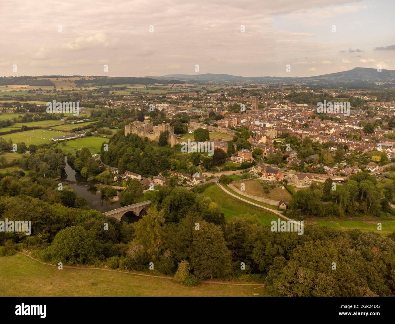 Città di Ludlow che mostra il castello di Ludlow e Shropshire Hills oltre Foto Stock
