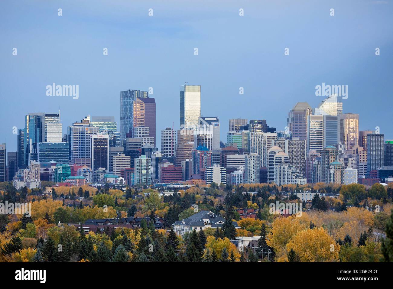 Lo skyline di Calgary del centro al crepuscolo in autunno Foto Stock