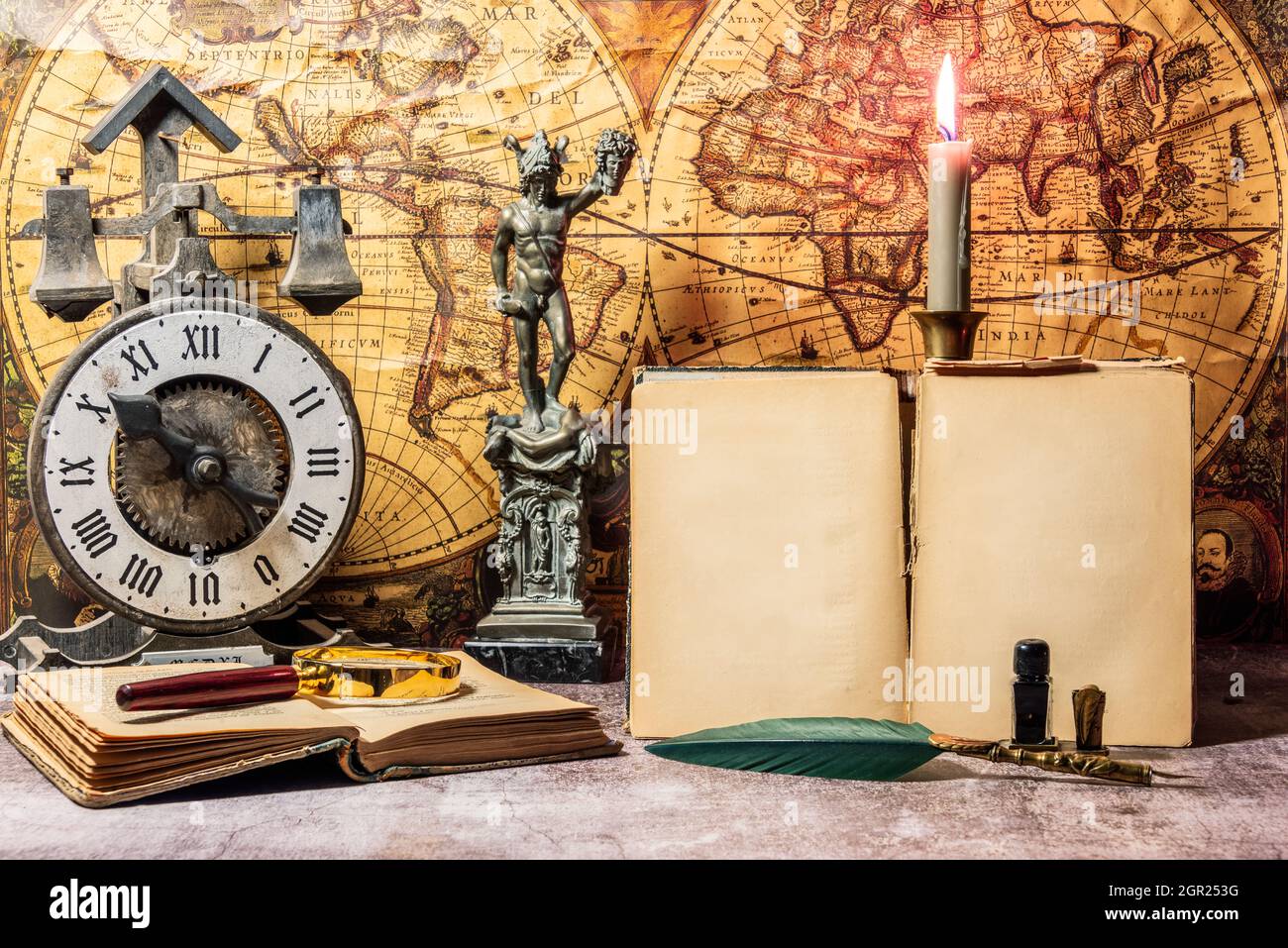 Orologio Still Life Wind-up e libri antichi su Una mappa del mondo vintage  Foto stock - Alamy