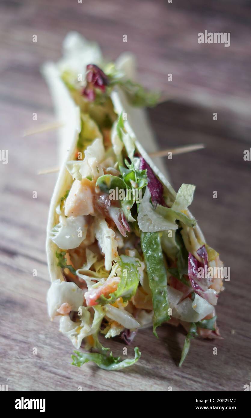 Wrap è una variante del taco o burrito che comprende ripieni sandwich avvolti in una tortilla Foto Stock
