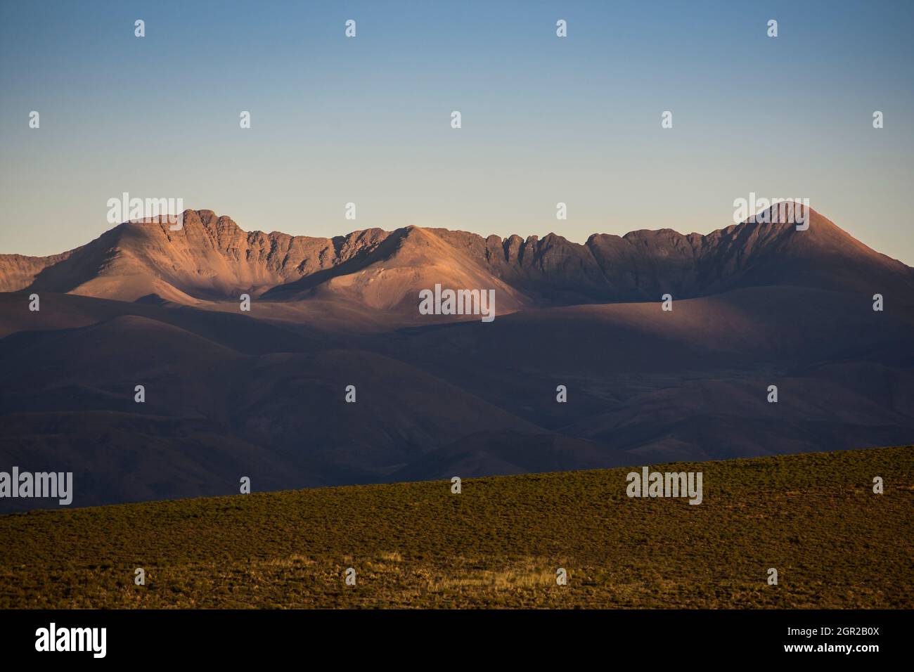 Montagne a forma di corona nel tardo pomeriggio con gli ultimi raggi del sole a Puna Argentina, vicino alla città di Yavi. Argentina del Nord Foto Stock