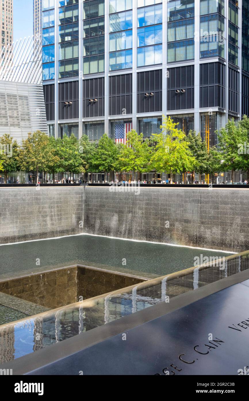 WTC Footprint Pool and Waterfalls 'Reflecting Abassence' al National September 11 Memorial, Lower Manhattan, NYC Foto Stock